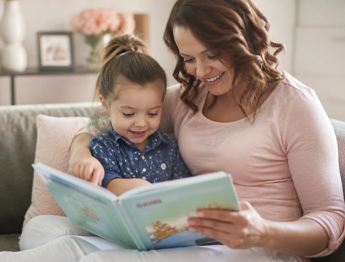 Madre e hija leyendo juntas el cuento en casa